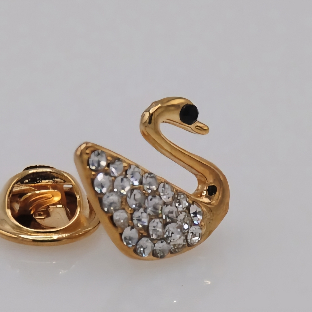 Elegant Gold Swan Brooch with Crystal Accents